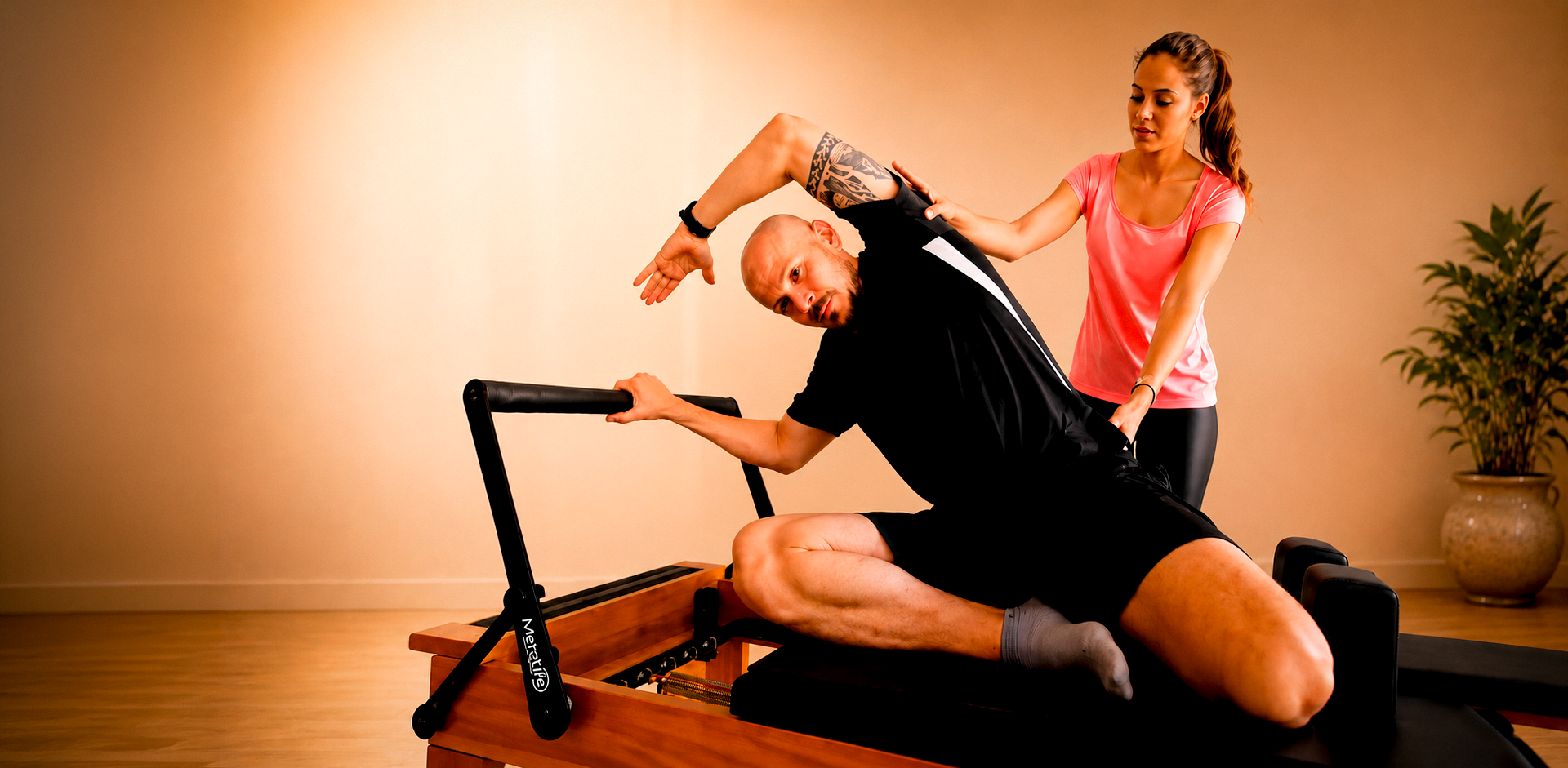 Praticante de Pilates em estúdio com iluminação dourada